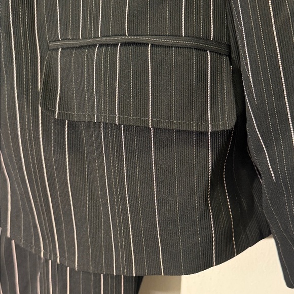 Harve Bernard Black Pinstripe Womens Suit - Picture 5 of 8